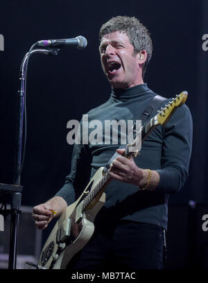 Hamburg, Deutschland. 08 April 2018, Deutschland, Hamburg: Der britische Sänger und Songwriter Noel Gallagher, einer der Gründer der Band Oasis, stehend auf der Bühne der Mehr! Theater bei der Kick-off von seiner Tour. Gallagher und seine Band Hoch fliegende Vögel werden auch in Düsseldorf (9.4.), München (12.4.), Berlin (16.4.) und Wiesbaden (17.4.). Foto: Axel Heimken/dpa Quelle: dpa Picture alliance/Alamy leben Nachrichten Stockfoto