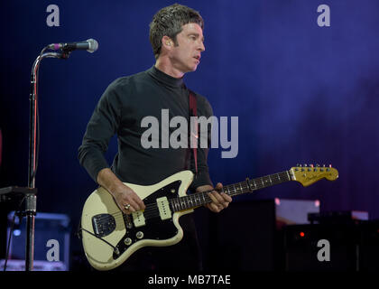 Hamburg, Deutschland. 08 April 2018, Deutschland, Hamburg: Der britische Sänger und Songwriter Noel Gallagher, einer der Gründer der Band Oasis, stehend auf der Bühne der Mehr! Theater bei der Kick-off von seiner Tour. Gallagher und seine Band Hoch fliegende Vögel werden auch in Düsseldorf (9.4.), München (12.4.), Berlin (16.4.) und Wiesbaden (17.4.). Foto: Axel Heimken/dpa Quelle: dpa Picture alliance/Alamy leben Nachrichten Stockfoto