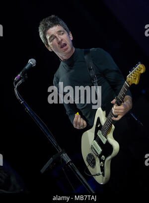 Hamburg, Deutschland. 08 April 2018, Deutschland, Hamburg: Der britische Sänger und Songwriter Noel Gallagher, einer der Gründer der Band Oasis, stehend auf der Bühne der Mehr! Theater bei der Kick-off von seiner Tour. Gallagher und seine Band Hoch fliegende Vögel werden auch in Düsseldorf (9.4.), München (12.4.), Berlin (16.4.) und Wiesbaden (17.4.). Foto: Axel Heimken/dpa Quelle: dpa Picture alliance/Alamy leben Nachrichten Stockfoto