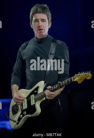 Hamburg, Deutschland. 08 April 2018, Deutschland, Hamburg: Der britische Sänger und Songwriter Noel Gallagher, einer der Gründer der Band Oasis, stehend auf der Bühne der Mehr! Theater bei der Kick-off von seiner Tour. Gallagher und seine Band Hoch fliegende Vögel werden auch in Düsseldorf (9.4.), München (12.4.), Berlin (16.4.) und Wiesbaden (17.4.). Foto: Axel Heimken/dpa Quelle: dpa Picture alliance/Alamy leben Nachrichten Stockfoto