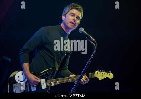 Hamburg, Deutschland. 08 April 2018, Deutschland, Hamburg: Der britische Sänger und Songwriter Noel Gallagher, einer der Gründer der Band Oasis, stehend auf der Bühne der Mehr! Theater bei der Kick-off von seiner Tour. Gallagher und seine Band Hoch fliegende Vögel werden auch in Düsseldorf (9.4.), München (12.4.), Berlin (16.4.) und Wiesbaden (17.4.). Foto: Axel Heimken/dpa Quelle: dpa Picture alliance/Alamy leben Nachrichten Stockfoto