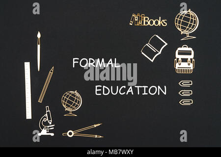 Das Konzept der Schule, text der formalen Bildung mit Schulmaterial Spanplatte Miniaturen auf Tafel platziert Stockfoto