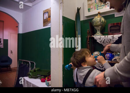 Wiederaufbau der sowjetischen Ära Interieur der kommunalen Wohnungen (russischen Zaristischen - kommunalka) in Kolomna Stadt, Region Moskau, Russland Stockfoto