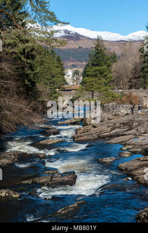 Die wunderschönen Wasserfälle von Dochart laufen durch die kleine Stadt von Killin, Loch Lomond und der Trossachs National Park Stockfoto