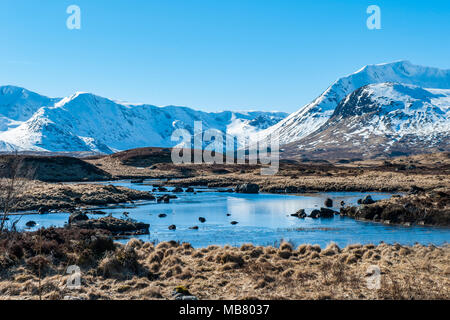 Atemberaubende Aussicht auf das schottische Hochland und die schneebedeckten Berge in der Nähe der historischen Stätte von Glencoe, einer Fernbedienung und dem historischen Schlachtfeld Stockfoto