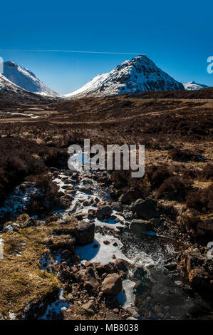 Atemberaubende Aussicht auf das schottische Hochland und die schneebedeckten Berge in der Nähe der historischen Stätte von Glencoe, einer Fernbedienung und dem historischen Schlachtfeld Stockfoto