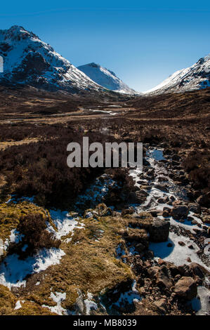 Atemberaubende Aussicht auf das schottische Hochland und die schneebedeckten Berge in der Nähe der historischen Stätte von Glencoe, einer Fernbedienung und dem historischen Schlachtfeld Stockfoto