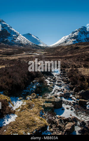 Atemberaubende Aussicht auf das schottische Hochland und die schneebedeckten Berge in der Nähe der historischen Stätte von Glencoe, einer Fernbedienung und dem historischen Schlachtfeld Stockfoto