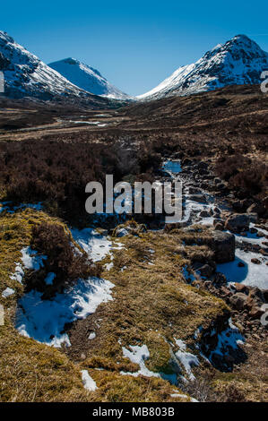 Atemberaubende Aussicht auf das schottische Hochland und die schneebedeckten Berge in der Nähe der historischen Stätte von Glencoe, einer Fernbedienung und dem historischen Schlachtfeld Stockfoto