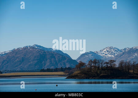 Atemberaubende Aussicht auf das schottische Hochland und die schneebedeckten Berge in der Nähe der historischen Stätte von Glencoe, einer Fernbedienung und dem historischen Schlachtfeld Stockfoto