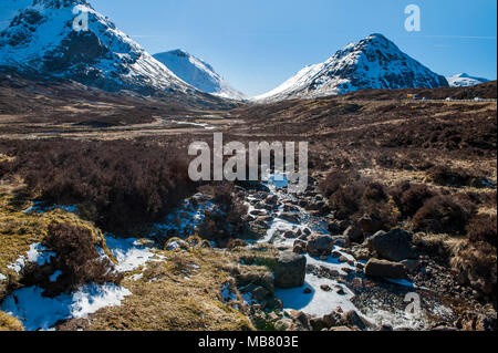 Atemberaubende Aussicht auf das schottische Hochland und die schneebedeckten Berge in der Nähe der historischen Stätte von Glencoe, einer Fernbedienung und dem historischen Schlachtfeld Stockfoto