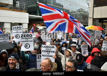 Die Demonstranten während der Demonstration durch die Kampagne gegen den Antisemitismus außerhalb der Labour Party Headquarters in London organisiert, gegen angebliche Vorurteile in der Labour Party, inmitten einer Reihe über den Umgang der Partei von Forderungen des Antisemitismus. Stockfoto