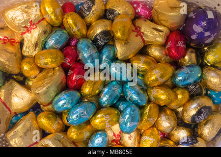 Eier Schokolade in bunte Folie Stockfoto