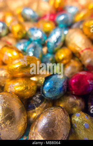 Eier Schokolade in bunte Folie Stockfoto