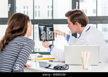 Erfahrene Orthopäden besprechen Ergebnisse mit Patienten Stockfoto