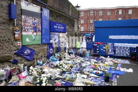 Tribute links für den späten Ray Wilkins außerhalb der Boden vor dem Kick-off in der Premier League an der Stamford Bridge, London. Stockfoto