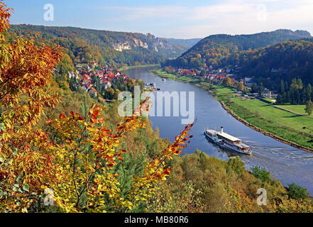 Panoramablick auf das Dorf und das Elbtal mit historischen Raddampfer auf der Elbe, Stadt Wehlen, Elbsandsteingebirge Stockfoto