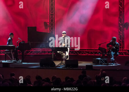 Die deutschen Soul- und R&B-Sänger Xavier Naidoo live bei der 25 Blue Balls Festival in Luzern, Schweiz Stockfoto