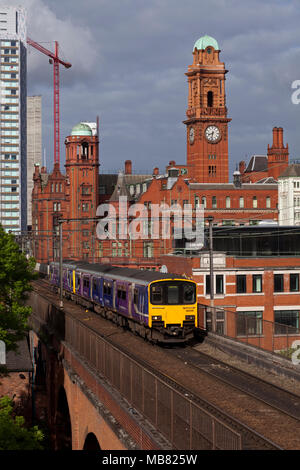 Eine nördliche Bahn Klasse 150 Sprinter Zug auf der überlasteten Bahnstrecke zwischen Manchester Oxford Road ein Piccadilly auf Castlefield Viadukt Stockfoto