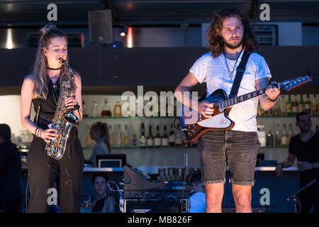 Der Schweizer Musiker Duo Sarda mit Sarah Belz, Saxophon und David Friedli, Gitarre live bei der 25 Blue Balls Festival in Stockfoto