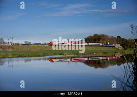 Ein Virgin Trains Westküste pendolino Zug in die Lancaster canal auf der West Coast Main Line an Catterall nördlich von Preston wider Stockfoto