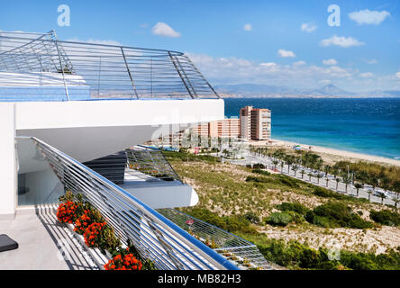 Blick vom Balkon des Hotels an der Küste von Alicante. Costa Blanca. Spanien Stockfoto