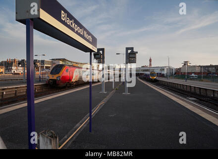 Ein Virgin Trains Westküste Voyager am Bahnhof Blackpool North nach der Ankunft mit einem Service von Euston Stockfoto