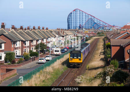 Northern Rail Class 142 Pacer + Klasse 150 Sprinter am Bahnhof Squires Gate, Blackpool, auf der Blackpool South zu Kirkham Linie Stockfoto