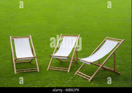 Drei Klappstühle in einem grünen Park Stockfoto