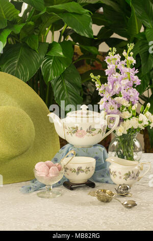 Es ist Zeit für Tee! Elegante Porzellan China Tee- Sets für Ihre schönsten Tea Party angezeigt. Stockfoto
