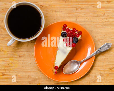 Blick von oben auf die Komposition mit Karotten Kuchen und eine Tasse schwarzen Kaffee Stockfoto