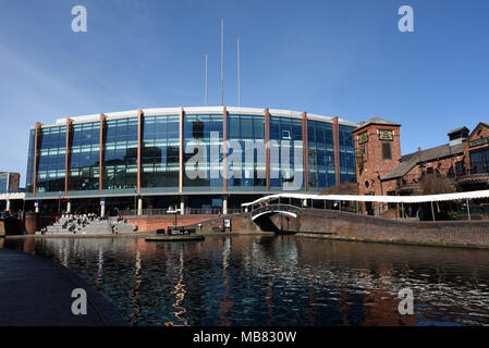 Die NIA oder National Indoor Arena und Kanäle neben Brindleyplace, Birmingham, West Midlands, England, Großbritannien Stockfoto