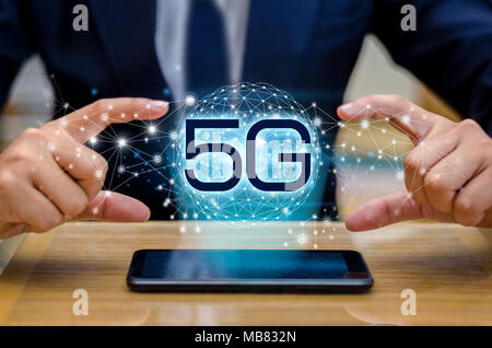 Phone 5 g Masse Geschäftsmann connect weltweite Kellner Hand eine leere digital Tablet mit smart und 5G Netzwerk Konzept Stockfoto
