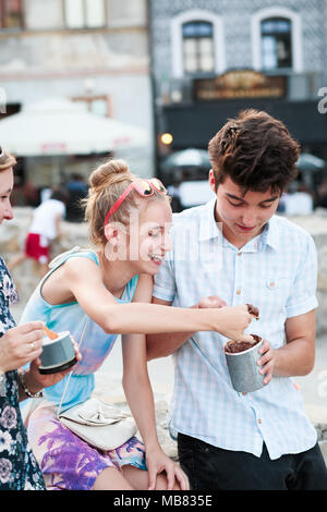 Familie die Zeit, die sie gemeinsam in der Innenstadt genießen Eis essen an einem Sommertag. Mutter, junges Mädchen und Jungen viel Zeit Stockfoto