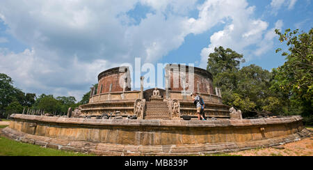 Horizontale Panoramablick auf die Vatadage in Polonnaruwa, Sri Lanka. Stockfoto