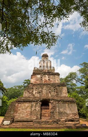 Vertikale Ansicht der Sath Mahal Prasada in Polonnaruwa, Sri Lanka. Stockfoto