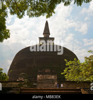 Blick auf den Platz der massiven Rankoth Vehera Stupa in Polonnaruwa, Sri Lanka. Stockfoto