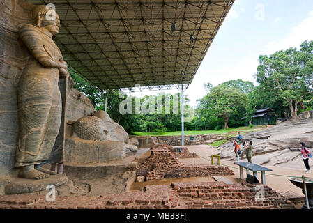 Horizontale Ansicht von Touristen an Gal Viharaya in Polonnaruwa, Sri Lanka. Stockfoto