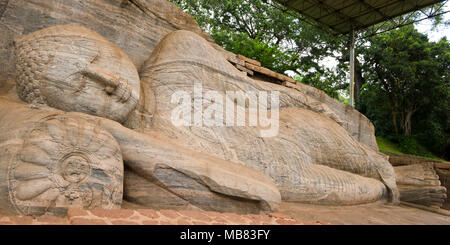 Horizontale Panoramablick auf den Liegenden Buddha Statue an Gal Viharaya in Polonnaruwa, Sri Lanka. Stockfoto