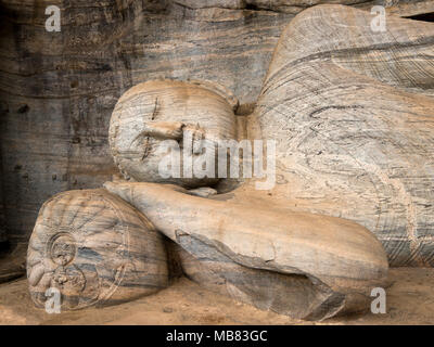 Horizontale Nahaufnahme der zurückgelehnten Buddha auf Gal Viharaya in Polonnaruwa, Sri Lanka. Stockfoto