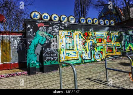 Katys Garage Bar ist eine Dresden Bar in der Alaunstraße, dem Zentrum der alternativen Kultur in Dresden Neustadt Deutschland Graffiti Wall Europe Stockfoto