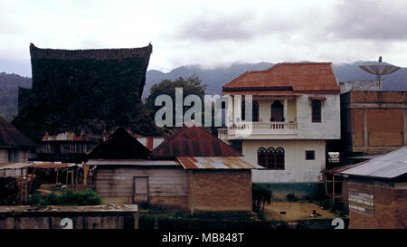 In Karo Batak Dörfer, Sumatra, Indonesien, moderne Konstruktion ersetzt die traditionellen Langhäusern, die gebaut wurden, vor Hunderten von Jahren. Stockfoto