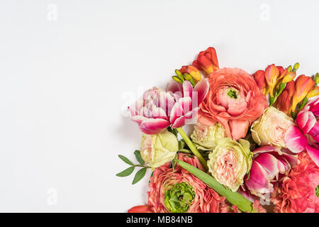 Florales Muster aus Rosa und Beige Rosen, grüne Blätter, Zweige auf weißem Hintergrund. Flach, Ansicht von oben. Valentinstag Hintergrund. Floralen Muster. P Stockfoto