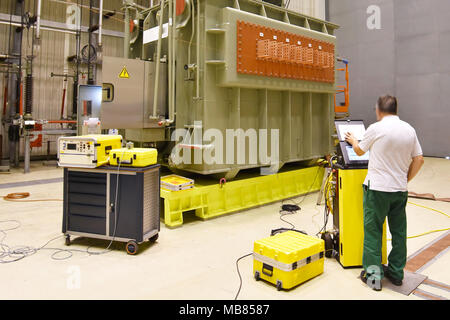 Wissenschaftler betreibt eine Forschungseinrichtung in der Branche: Maschinen für die Herstellung von künstlichen blinkt - Pilotanlage im Maschinenbau Stockfoto