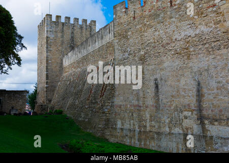 Lissabon. Portugal. Januar 25, 2018. Der heilige Georg der Burg (Castelo de Sao Jorge) ist eine maurische Burg besetzen eine dominierende Hügel mit Blick auf die hist Stockfoto