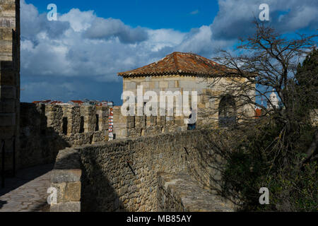 Lissabon. Portugal. Januar 25, 2018. Der heilige Georg der Burg (Castelo de Sao Jorge) ist eine maurische Burg besetzen eine dominierende Hügel mit Blick auf die hist Stockfoto