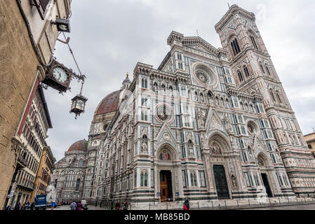 Der Dom von Florenz steht hoch über der Stadt mit seinen prächtigen Renaissance Dom, entworfen von Filippo Brunelleschi. Stockfoto