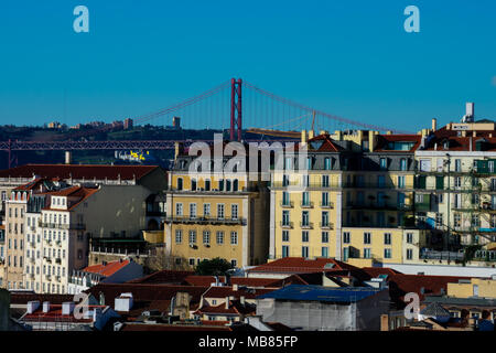 Lissabon. Portugal. 28. Januar 2018. Blick auf die Stadt Lissabon und 25. April Brücke (Ponte 25 de Abril) im Hintergrund Stockfoto