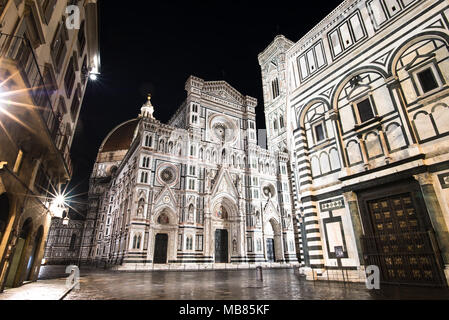 Der Dom von Florenz steht hoch über der Stadt mit seinen prächtigen Renaissance Dom, entworfen von Filippo Brunelleschi. Stockfoto