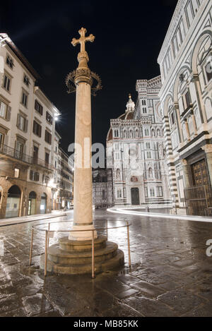 Der Dom von Florenz steht hoch über der Stadt mit seinen prächtigen Renaissance Dom, entworfen von Filippo Brunelleschi. Stockfoto